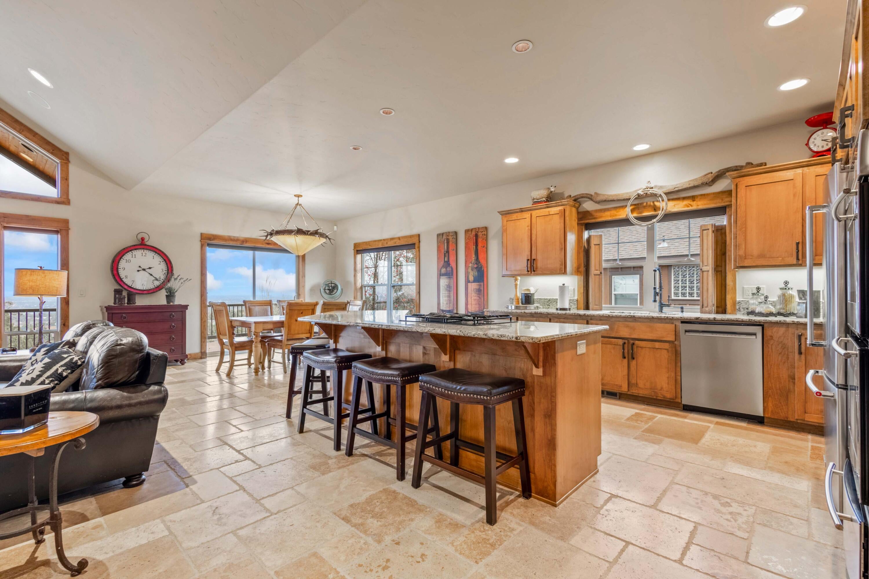 Redmond, Oregon, 97756, United States, 3 Bedrooms Bedrooms, ,4 BathroomsBathrooms,Residential,Active,2002359