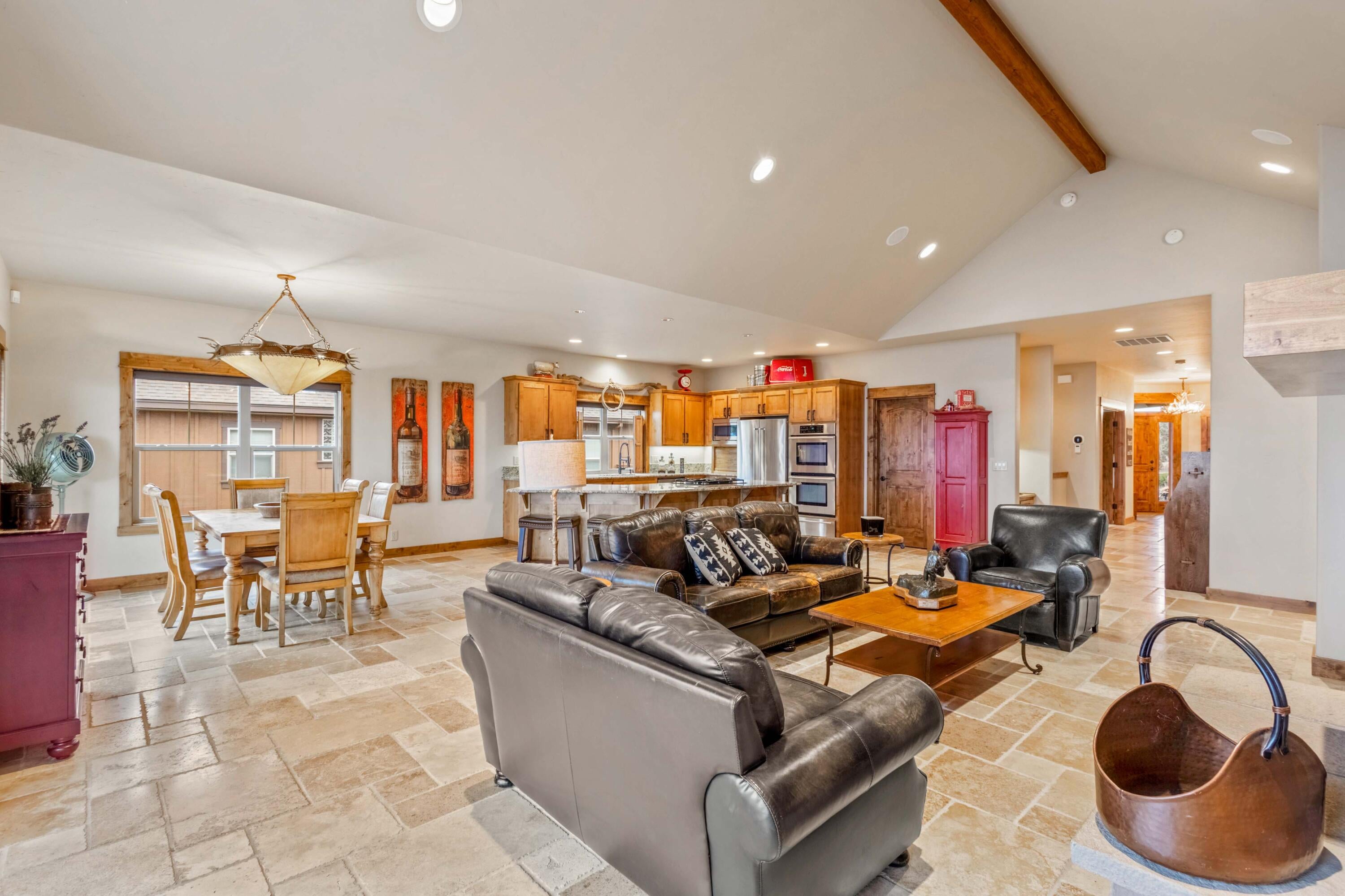 Redmond, Oregon, 97756, United States, 3 Bedrooms Bedrooms, ,4 BathroomsBathrooms,Residential,Active,2002359