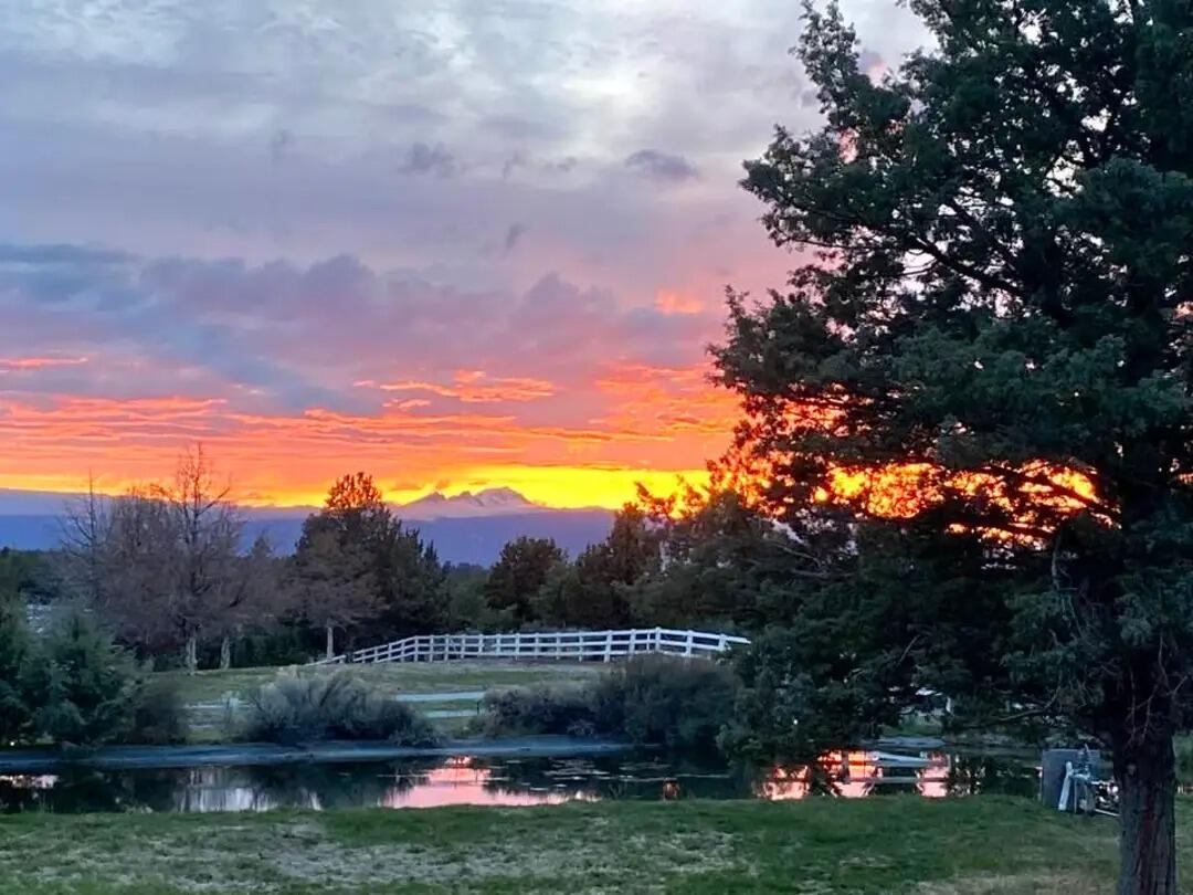 Bend, Oregon, 97702, United States, 3 Bedrooms Bedrooms, ,3 BathroomsBathrooms,Residential,Active,1952444