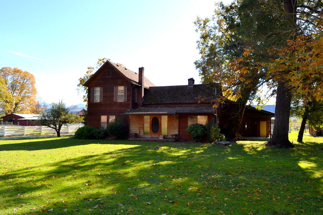 Grants Pass, Oregon, 97526, United States, 4 Bedrooms Bedrooms, ,2 BathroomsBathrooms,Residential,Active,1973303