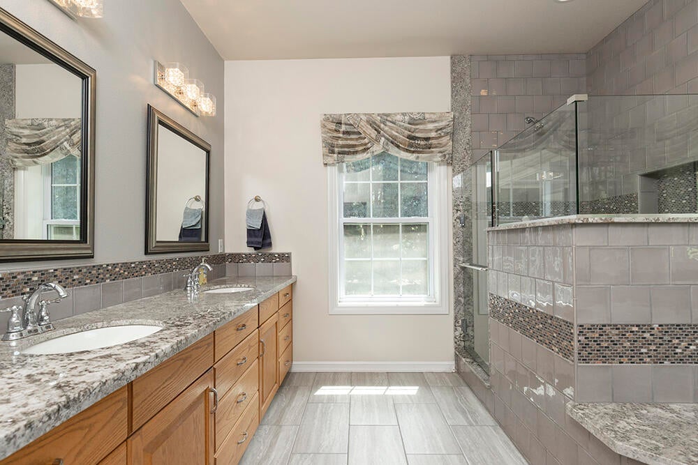 Grants Pass, Oregon, 97527, United States, 4 Bedrooms Bedrooms, ,5 BathroomsBathrooms,Residential,Active,1927646