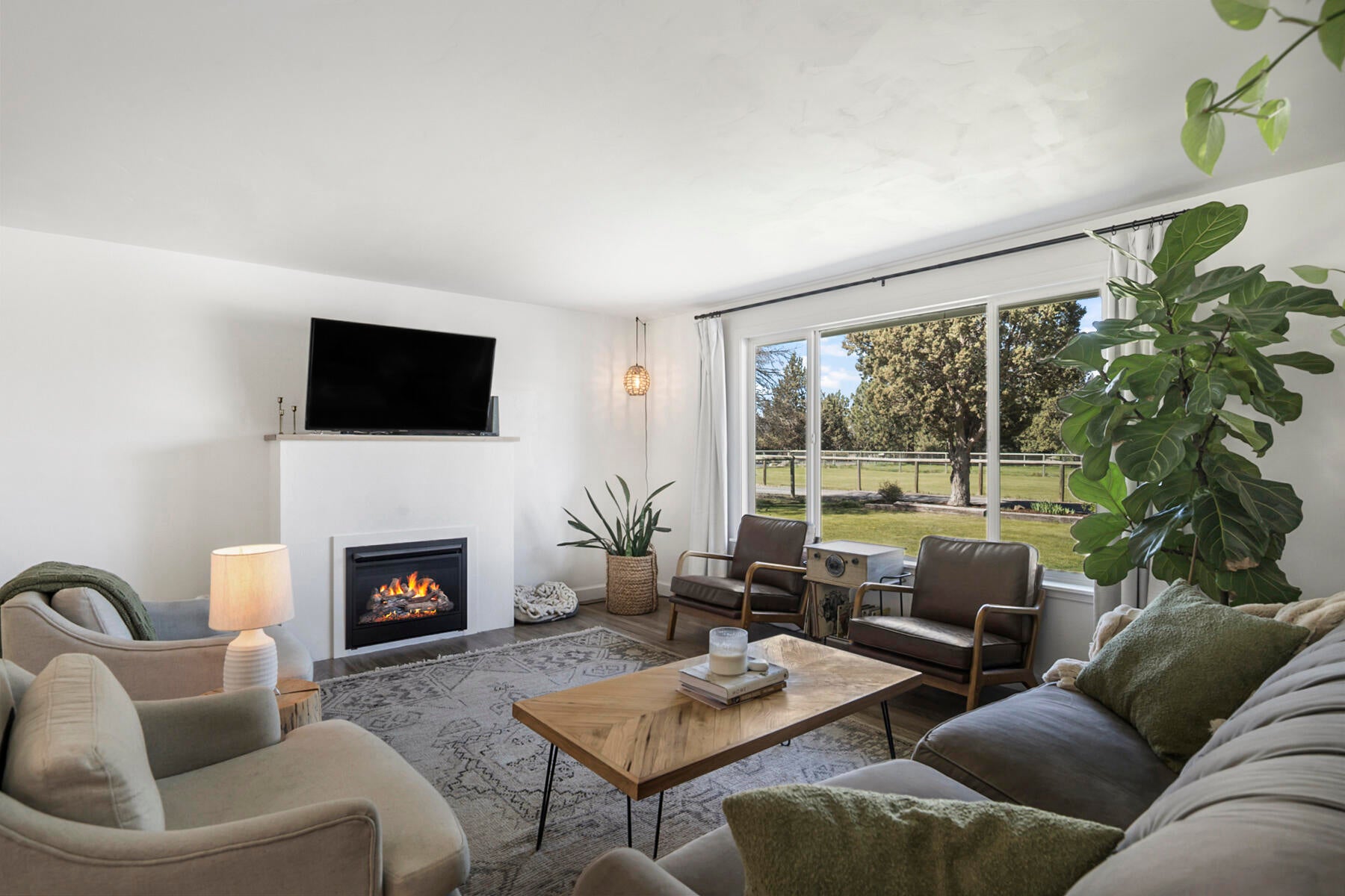 Bend, Oregon, 97703, United States, 4 Bedrooms Bedrooms, ,3 BathroomsBathrooms,Residential,Active,1790219