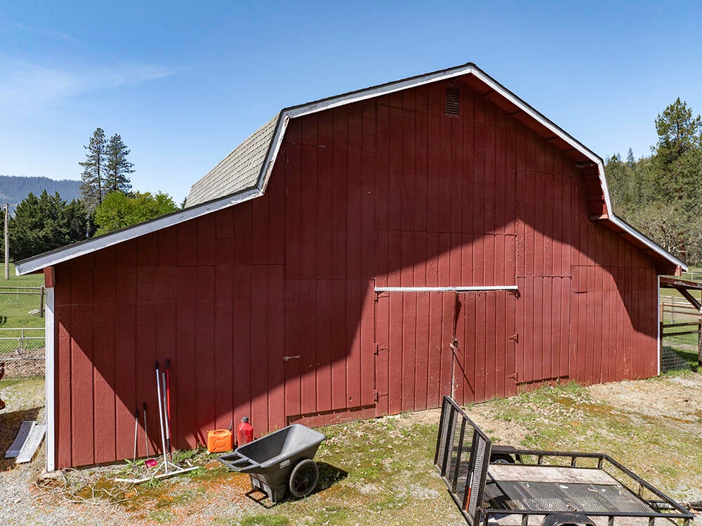 Grants Pass, Oregon, 97527, United States, 4 Bedrooms Bedrooms, ,5 BathroomsBathrooms,Residential,Active,1927646