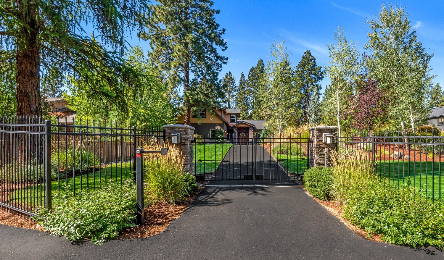 Bend, Oregon, 97703, United States, 3 Bedrooms Bedrooms, ,3 BathroomsBathrooms,Residential,Active,1952278