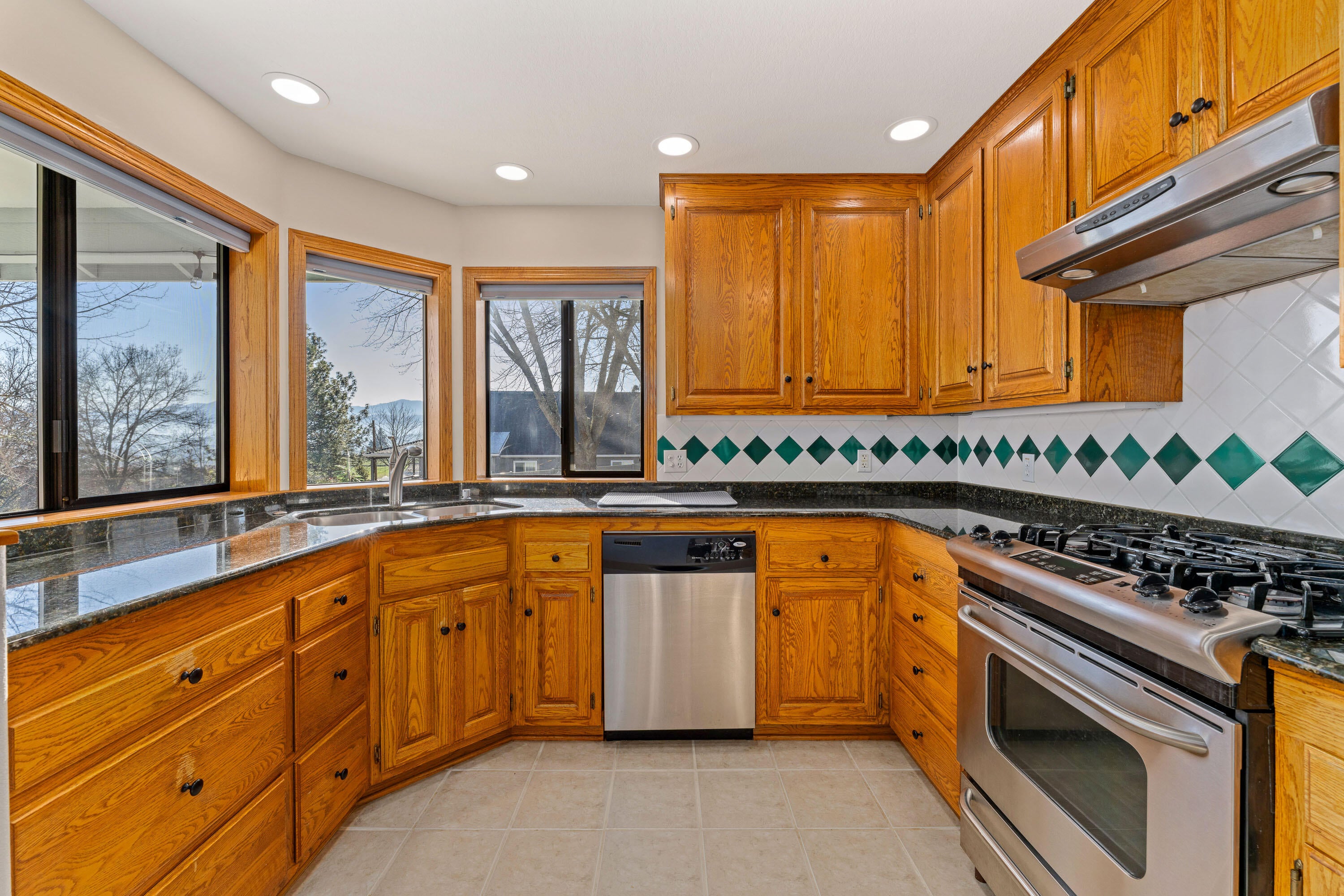 Central Point, Oregon, 97502, United States, 4 Bedrooms Bedrooms, ,3 BathroomsBathrooms,Residential,Active,1959928