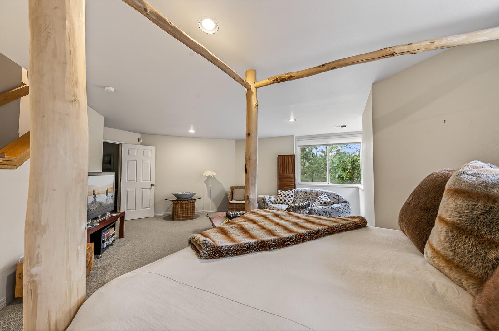 Bend, Oregon, 97702, United States, 4 Bedrooms Bedrooms, ,5 BathroomsBathrooms,Residential,Active,2007101