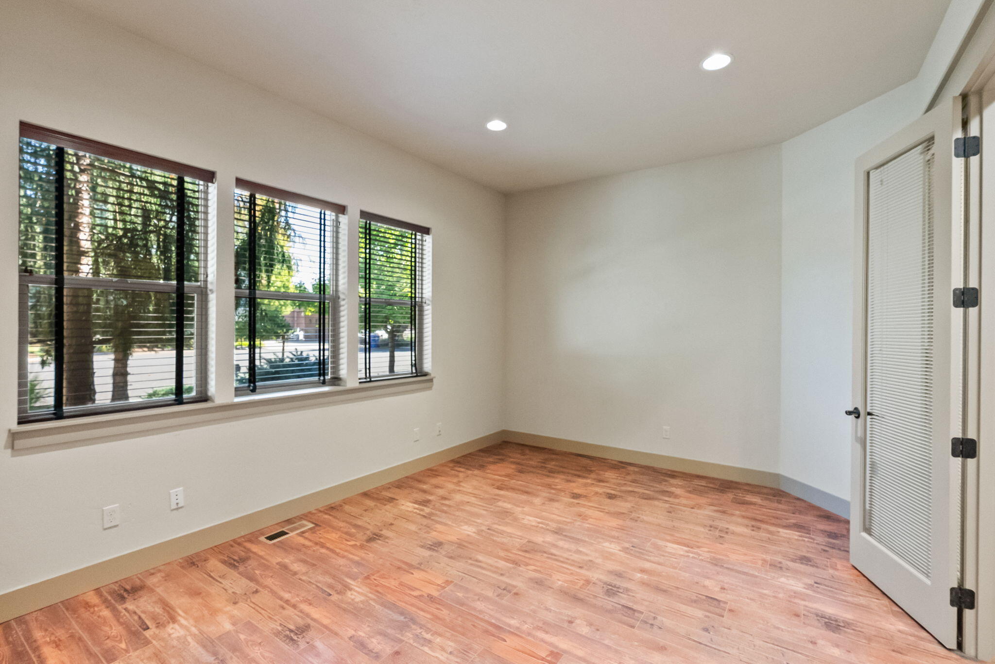 Bend, Oregon, 97702, United States, 3 Bedrooms Bedrooms, ,4 BathroomsBathrooms,Residential,Active,1952481