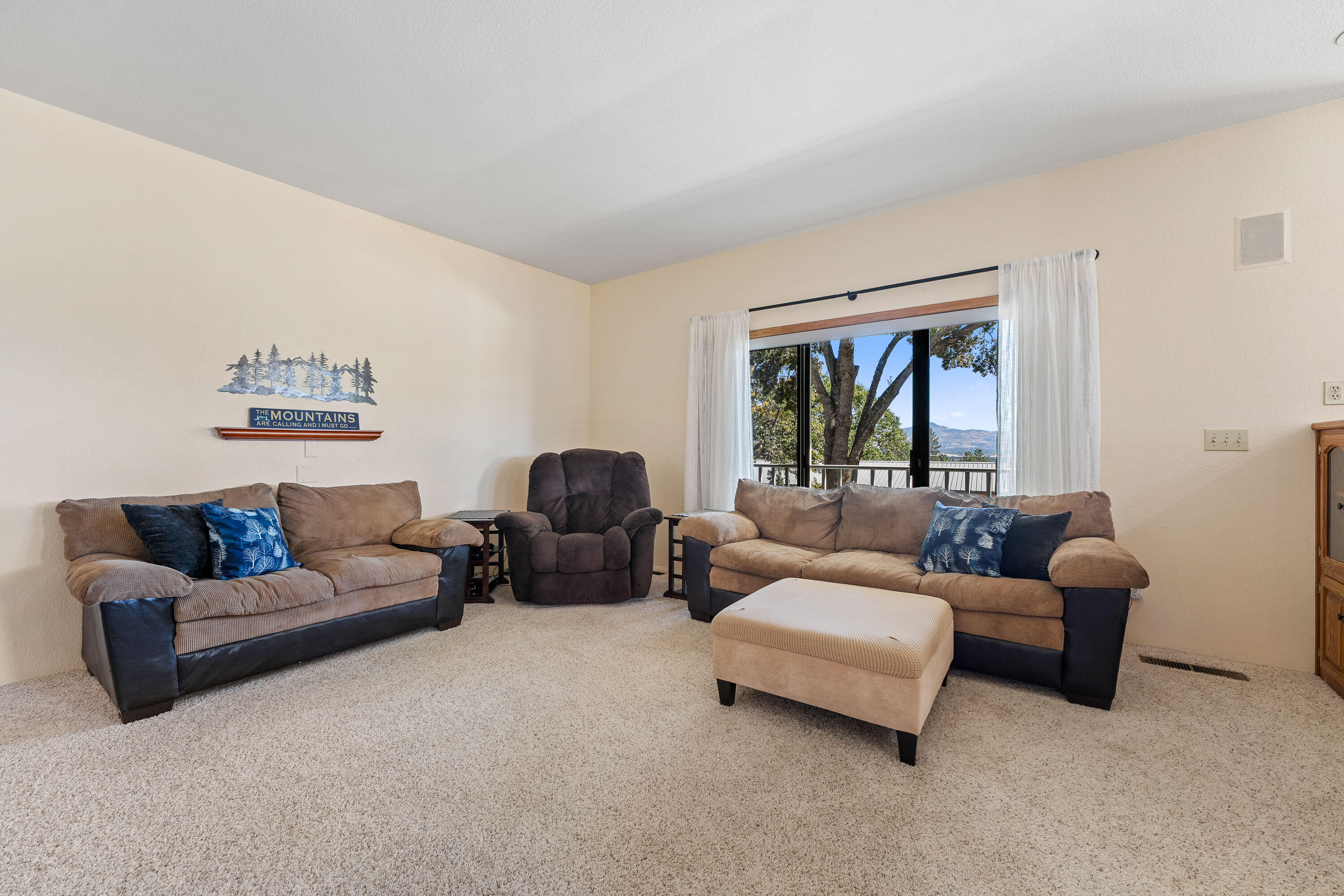 Central Point, Oregon, 97502, United States, 4 Bedrooms Bedrooms, ,3 BathroomsBathrooms,Residential,Active,1959928