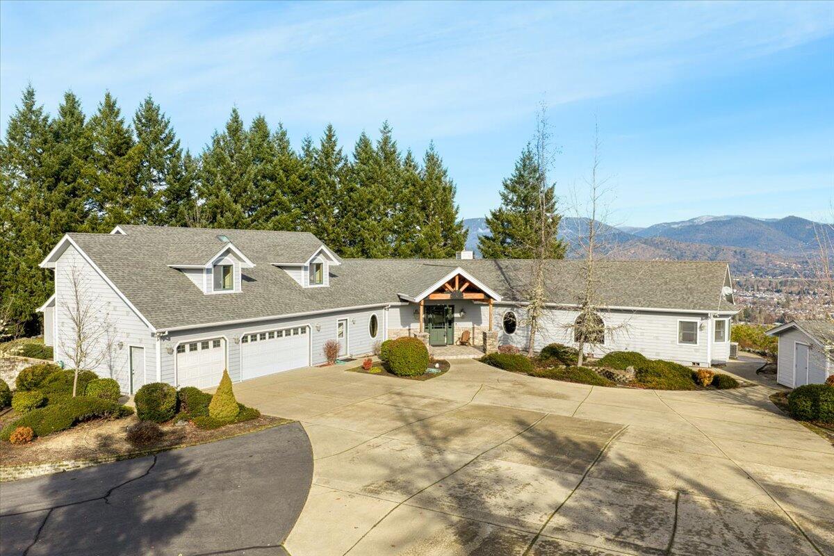 Grants Pass, Oregon, 97527, United States, 3 Bedrooms Bedrooms, ,3 BathroomsBathrooms,Residential,Active,1990612