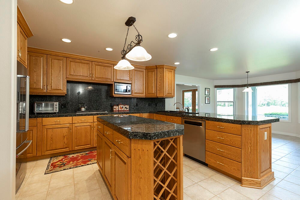 Grants Pass, Oregon, 97527, United States, 4 Bedrooms Bedrooms, ,5 BathroomsBathrooms,Residential,Active,1927646