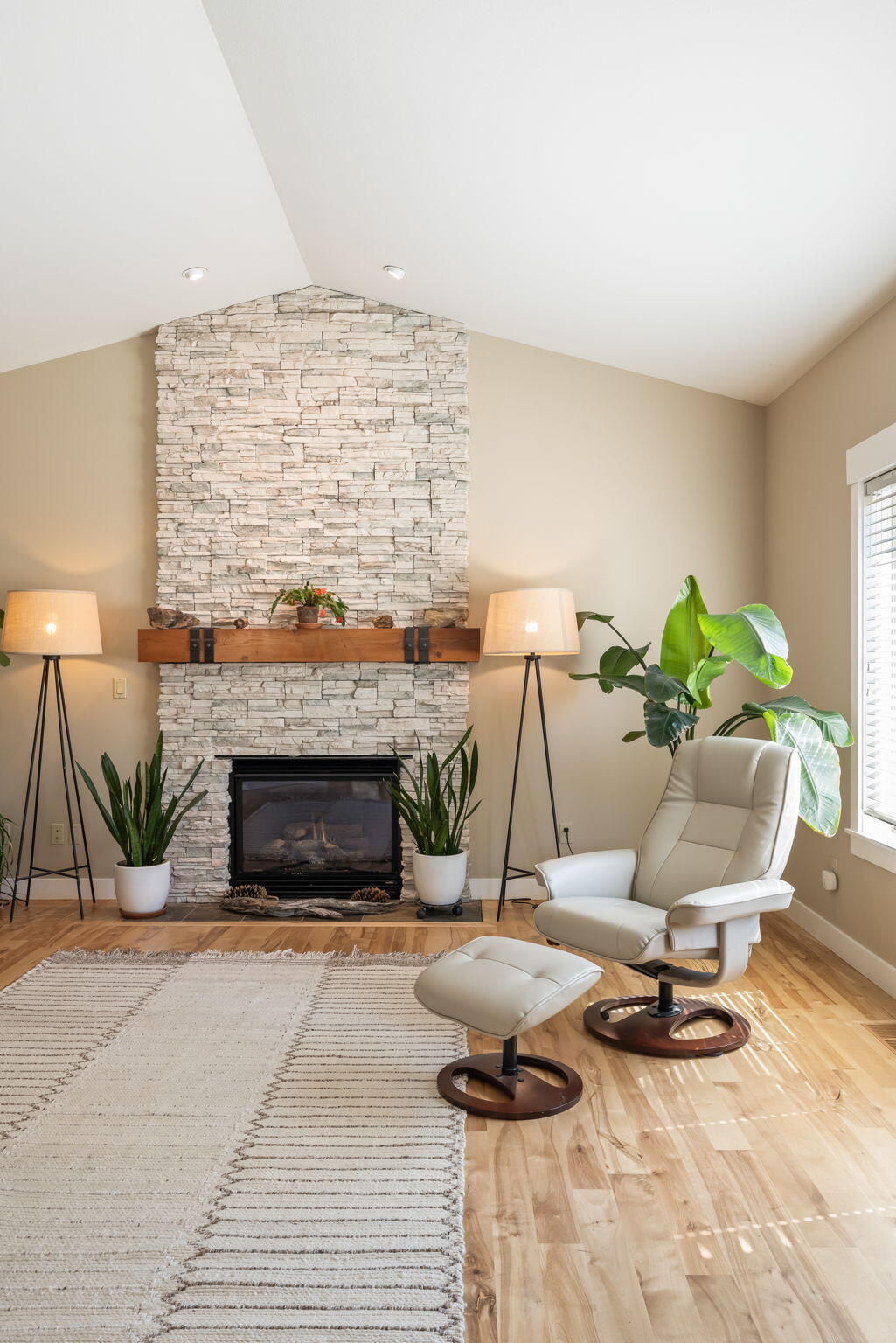 Bend, Oregon, 97702, United States, ,3 BathroomsBathrooms,Residential,Active,1850627