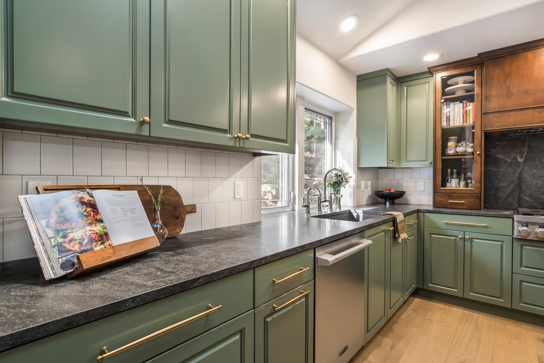 Bend, Oregon, 97703, United States, 5 Bedrooms Bedrooms, ,3 BathroomsBathrooms,Residential,Active,1972188