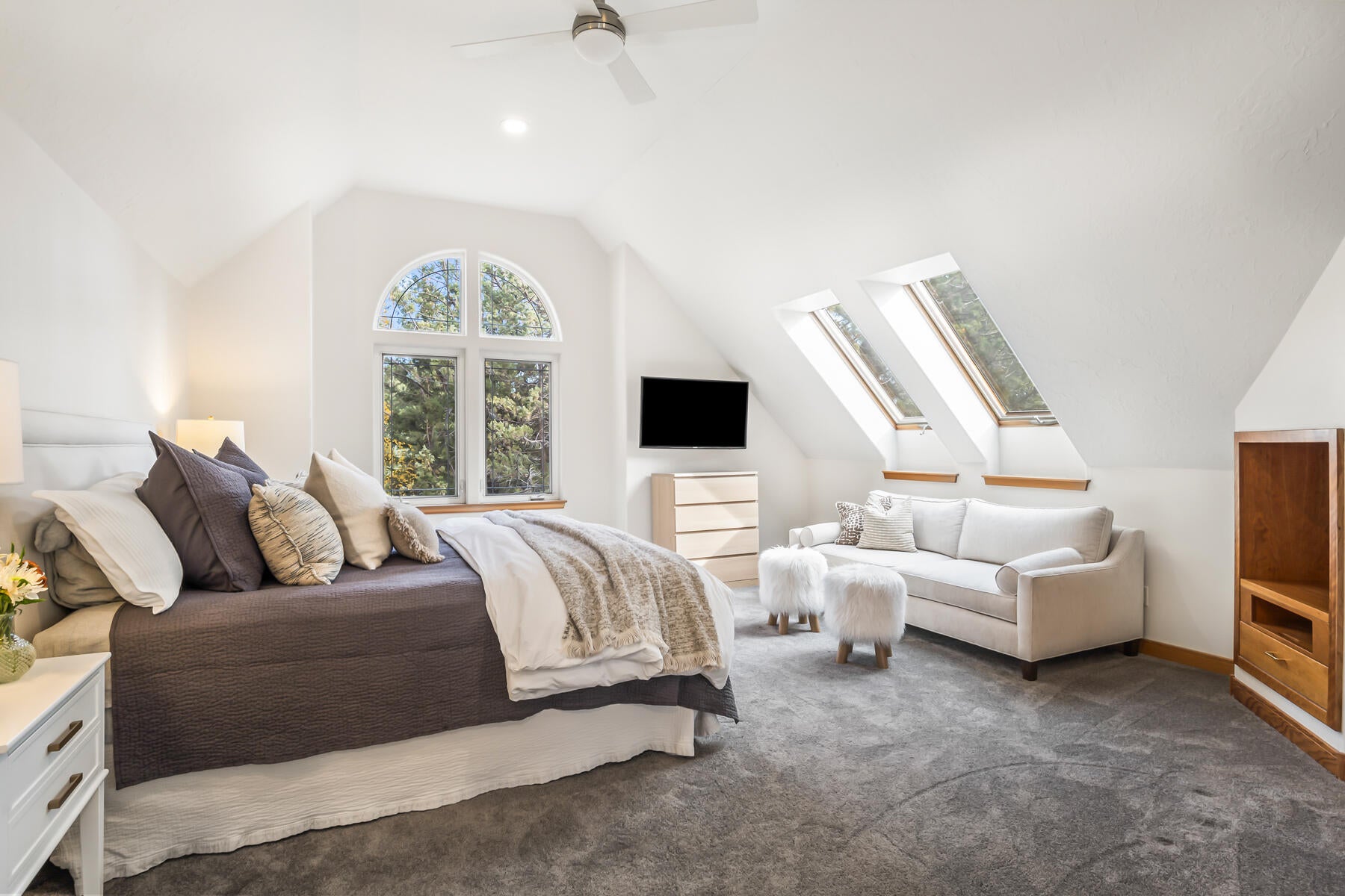 Bend, Oregon, 97703, United States, 5 Bedrooms Bedrooms, ,3 BathroomsBathrooms,Residential,Active,1972188