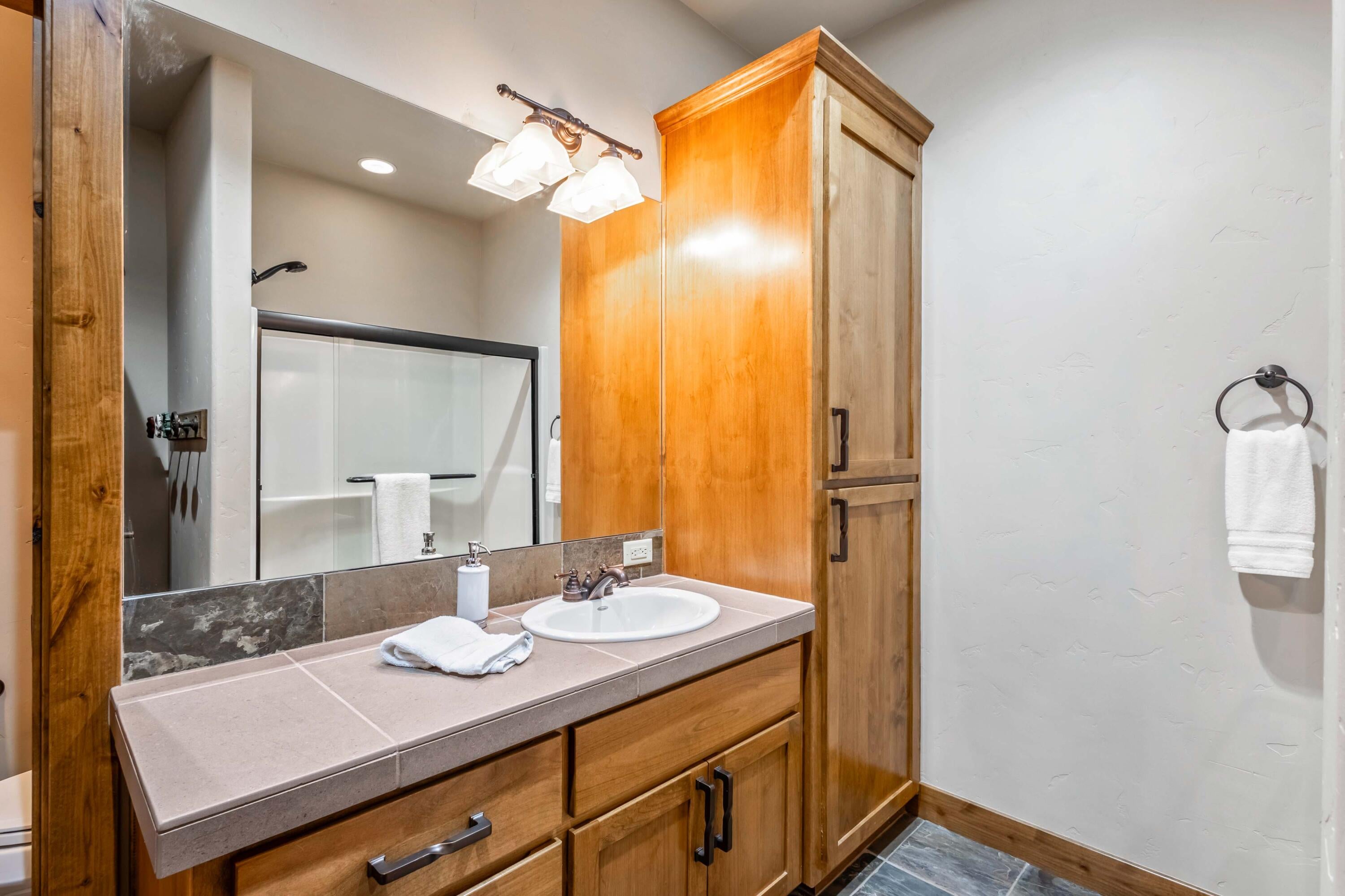 Redmond, Oregon, 97756, United States, 3 Bedrooms Bedrooms, ,4 BathroomsBathrooms,Residential,Active,2002359