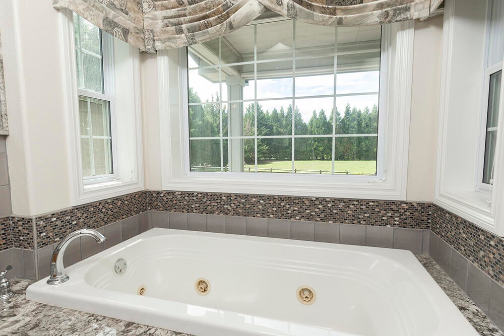 Grants Pass, Oregon, 97527, United States, 4 Bedrooms Bedrooms, ,5 BathroomsBathrooms,Residential,Active,1927646