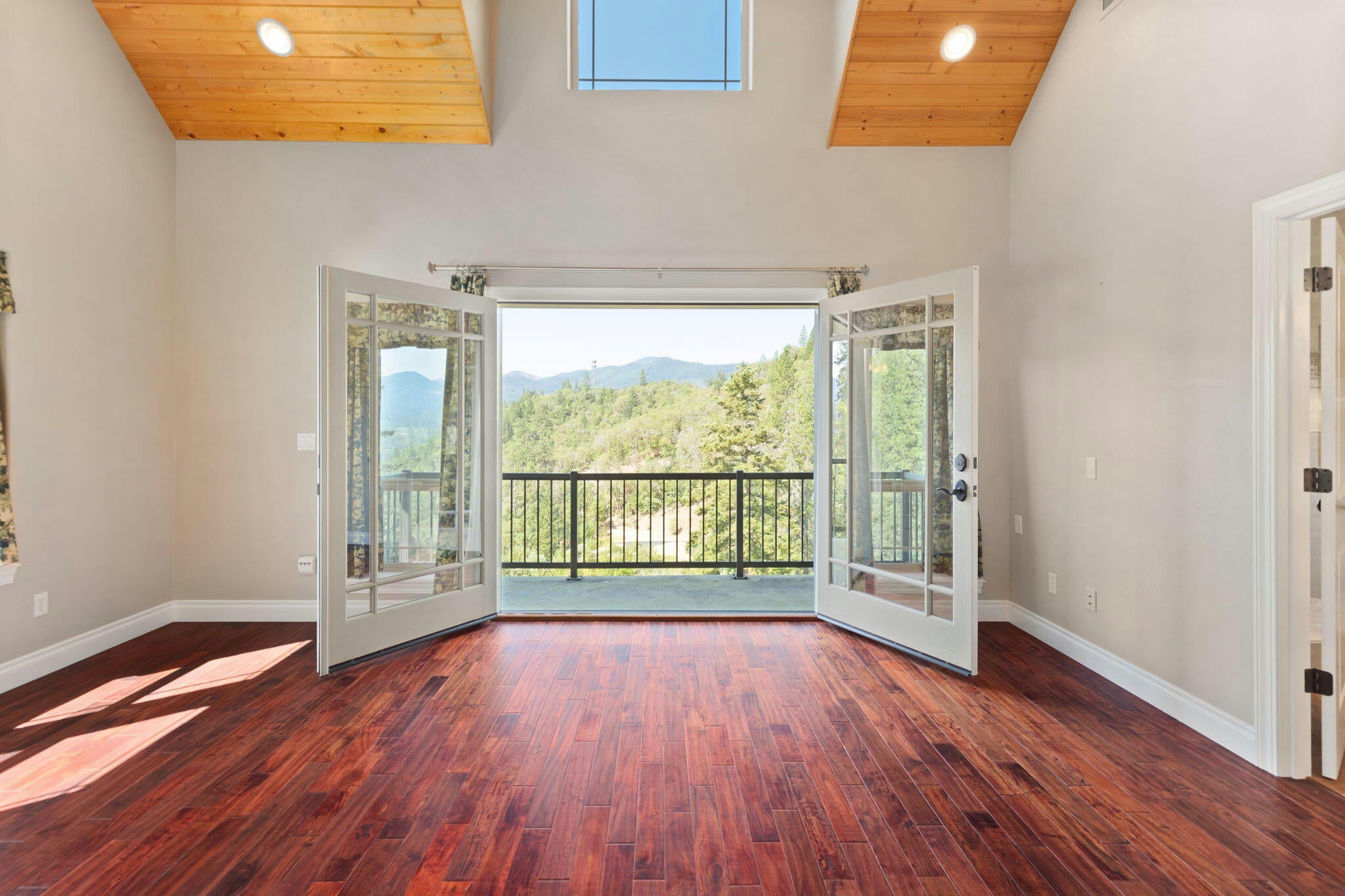 Grants Pass, Oregon, 97527, United States, ,6 BathroomsBathrooms,Residential,Active,1748769