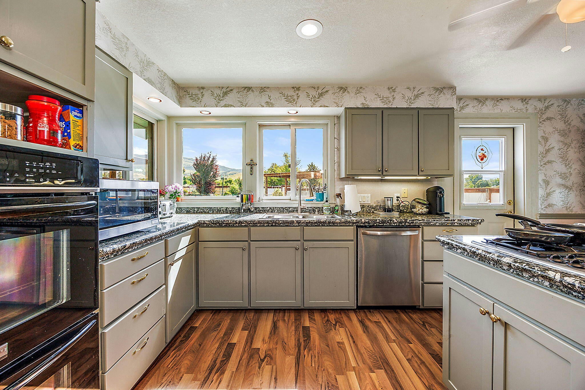 Ashland, Oregon, 97520, United States, 4 Bedrooms Bedrooms, ,4 BathroomsBathrooms,Residential,Active,1741601