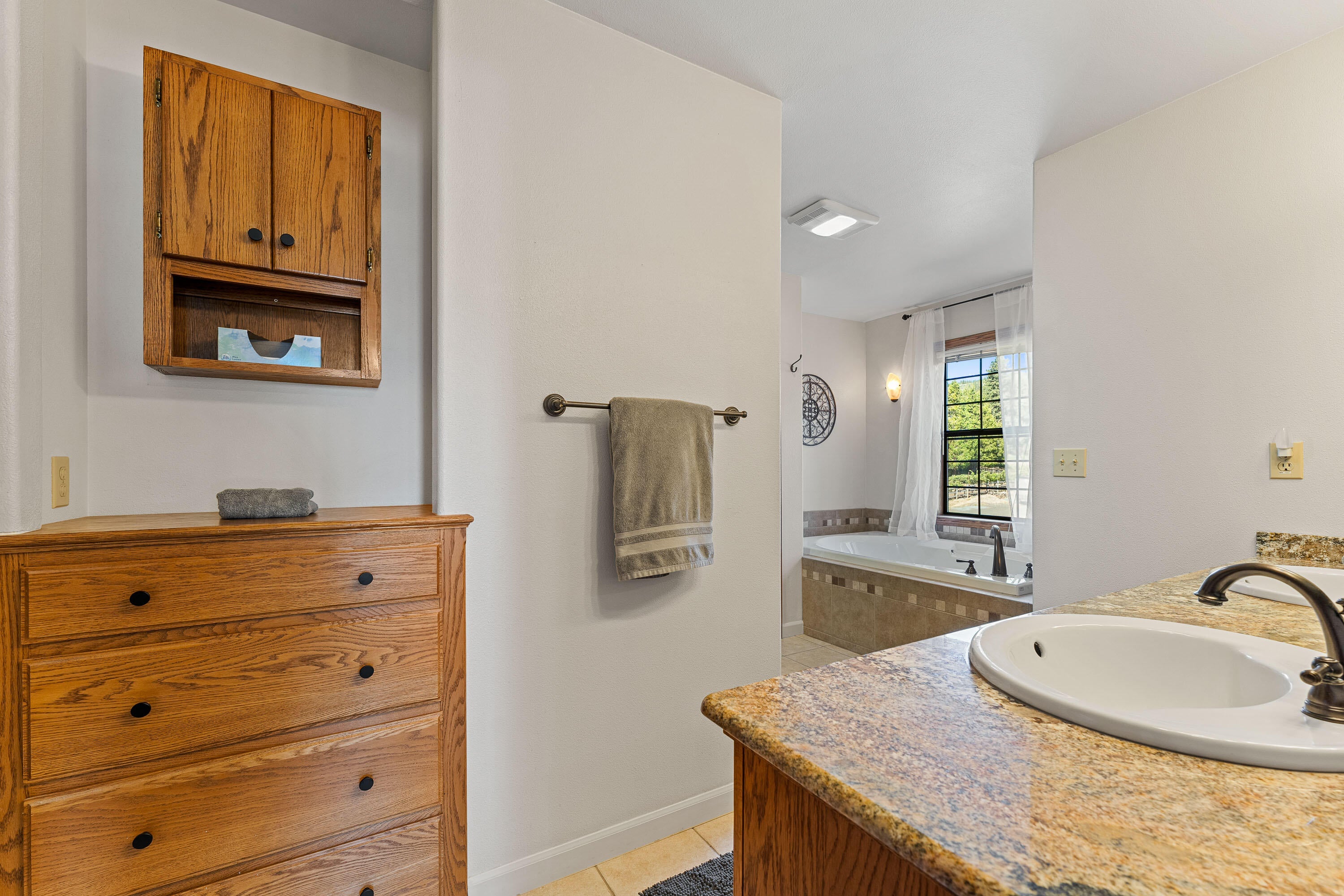 Central Point, Oregon, 97502, United States, 4 Bedrooms Bedrooms, ,3 BathroomsBathrooms,Residential,Active,1959928