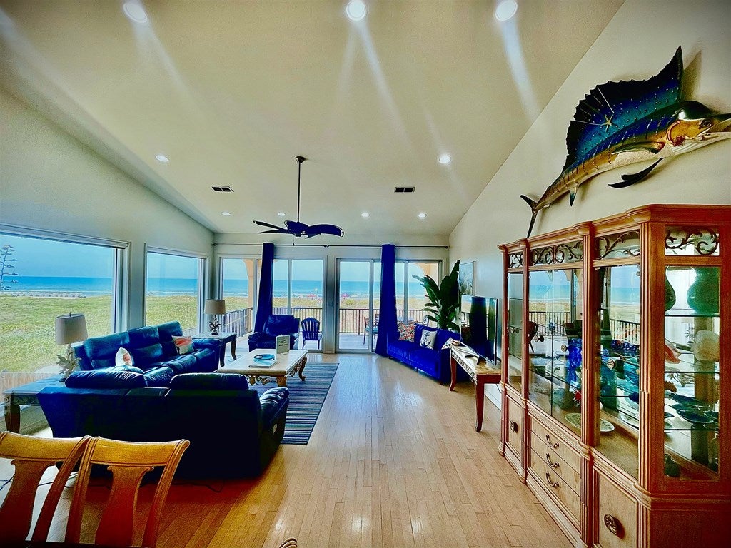 South Padre Island, Texas, 78597, United States, 3 Bedrooms Bedrooms, ,4 BathroomsBathrooms,Residential,Active,1733993