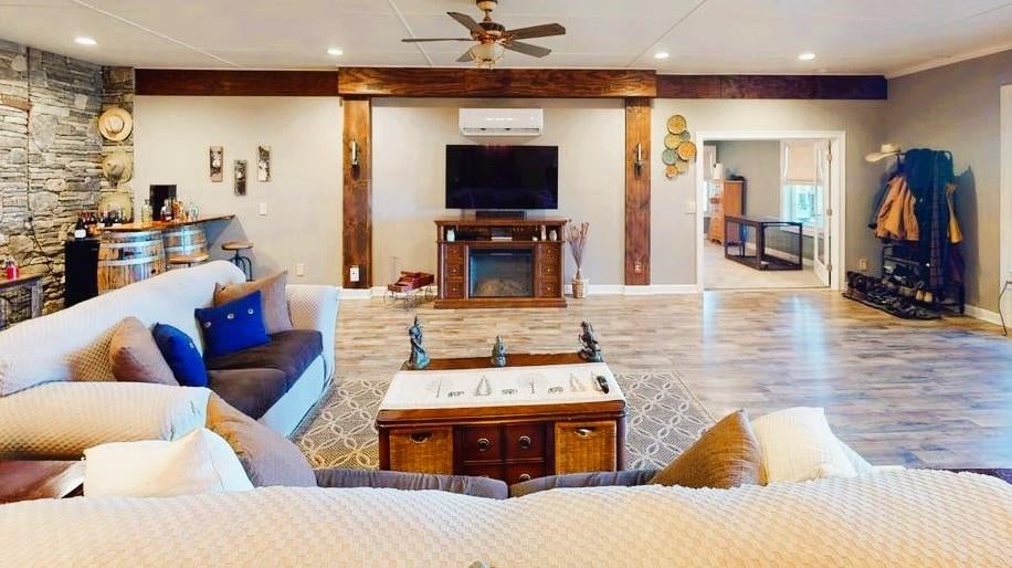 Greer, South Carolina, 29651, United States, 5 Bedrooms Bedrooms, ,7 BathroomsBathrooms,Residential,Active,1894176