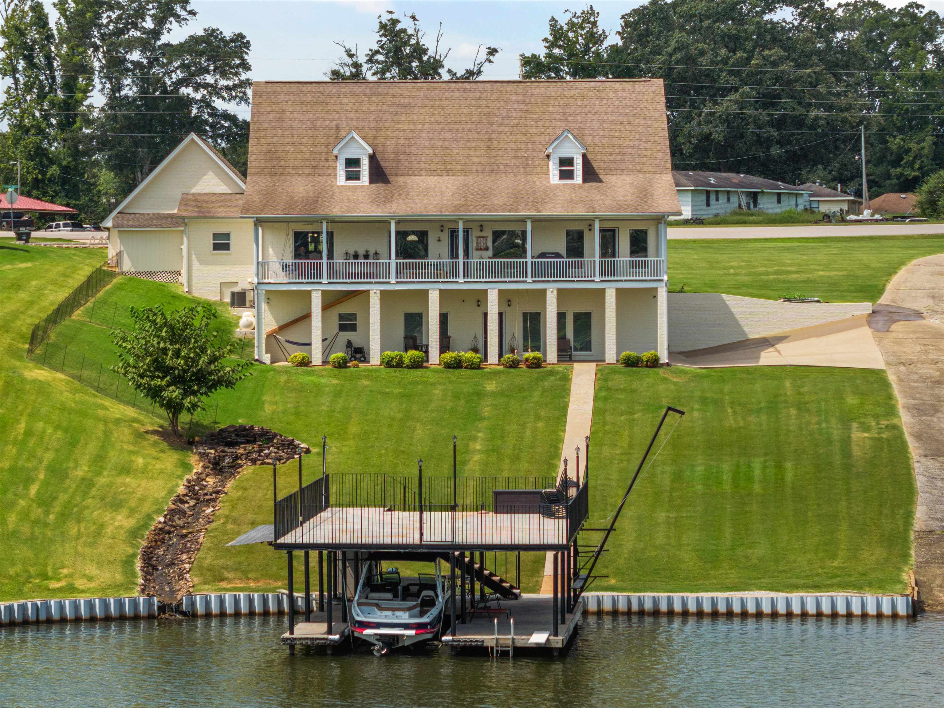 Muscle Shoals, Alabama, 35661, United States, 6 Bedrooms Bedrooms, ,5 BathroomsBathrooms,Residential,Active,1880296