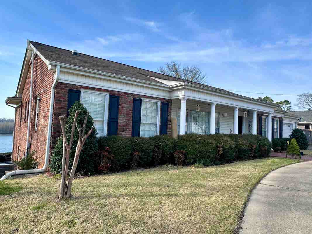 820 RIVER BLUFF Dr