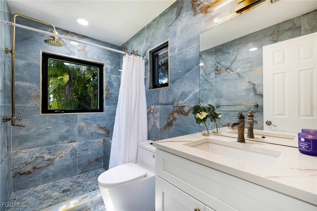 Alva, Florida, 33920, United States, 6 Bedrooms Bedrooms, ,4 BathroomsBathrooms,Residential,Active,2010171