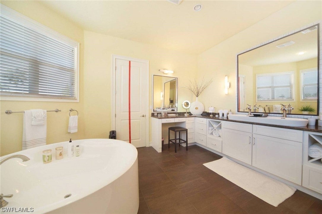 Cape Coral, Florida, 33904, United States, ,5 BathroomsBathrooms,Residential,Active,1704827