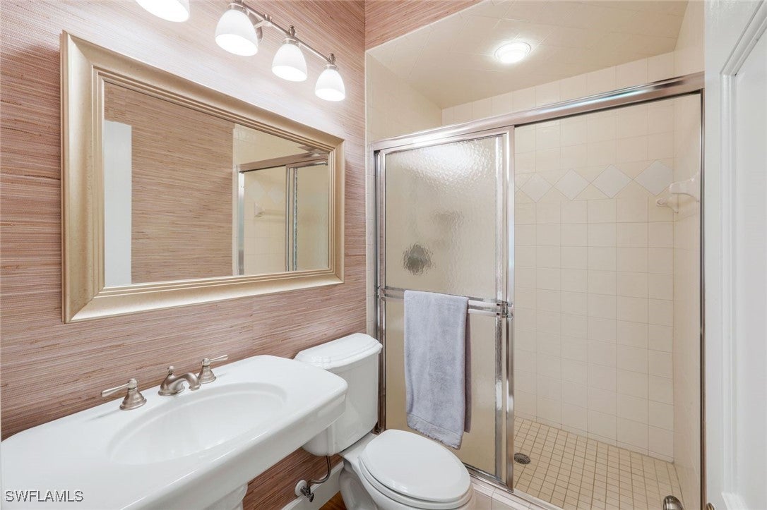 Alva, Florida, 33920, United States, 4 Bedrooms Bedrooms, ,5 BathroomsBathrooms,Residential,Active,1764865