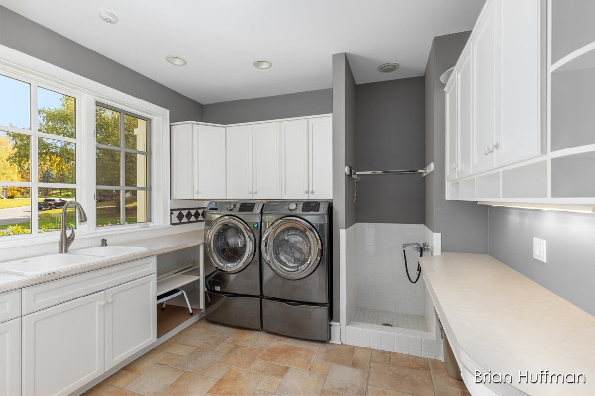 Grandville, Michigan, 49418, United States, 6 Bedrooms Bedrooms, ,9 BathroomsBathrooms,Residential,Active,1988461