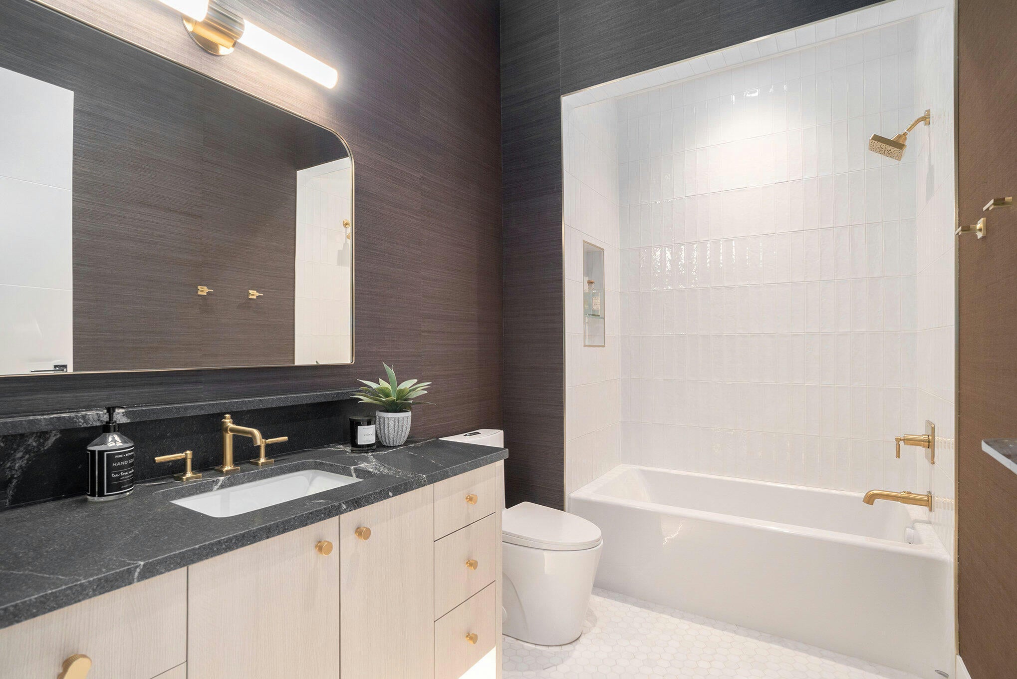 Holland, Michigan, 49423, United States, ,2 BathroomsBathrooms,Residential,Pending,1749293