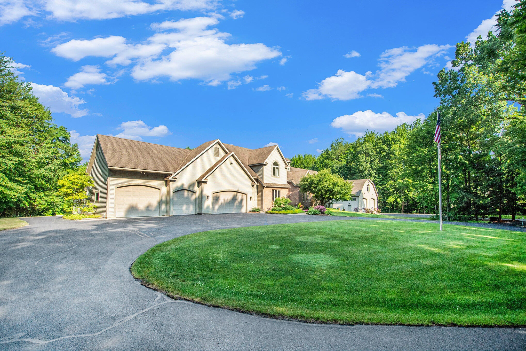 Holland, Michigan, 49423, United States, 4 Bedrooms Bedrooms, ,4 BathroomsBathrooms,Residential,Active,1914588