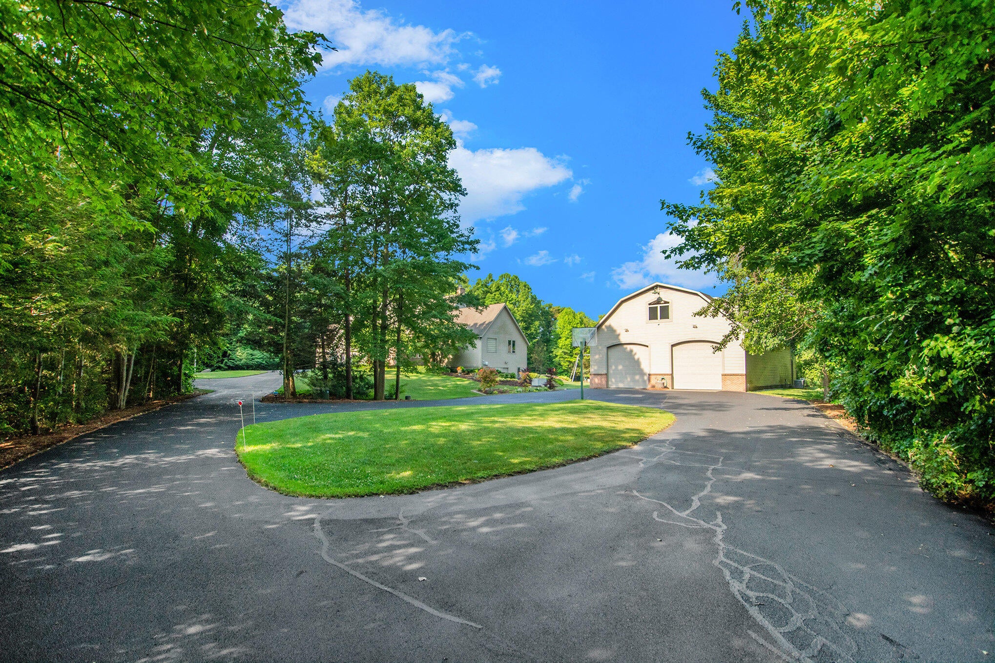 Holland, Michigan, 49423, United States, 4 Bedrooms Bedrooms, ,4 BathroomsBathrooms,Residential,Active,1914588