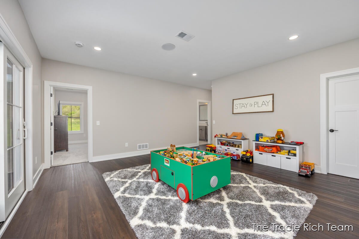 Rockford, Michigan, 49341, United States, 5 Bedrooms Bedrooms, ,5 BathroomsBathrooms,Residential,Active,1929409