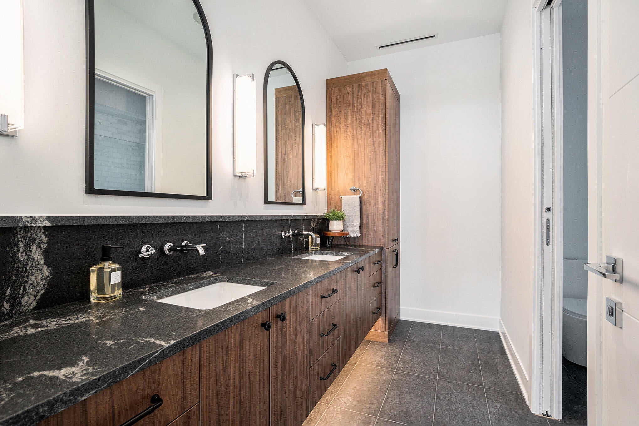 Holland, Michigan, 49423, United States, 2 Bedrooms Bedrooms, ,2 BathroomsBathrooms,Residential,Active,1953402