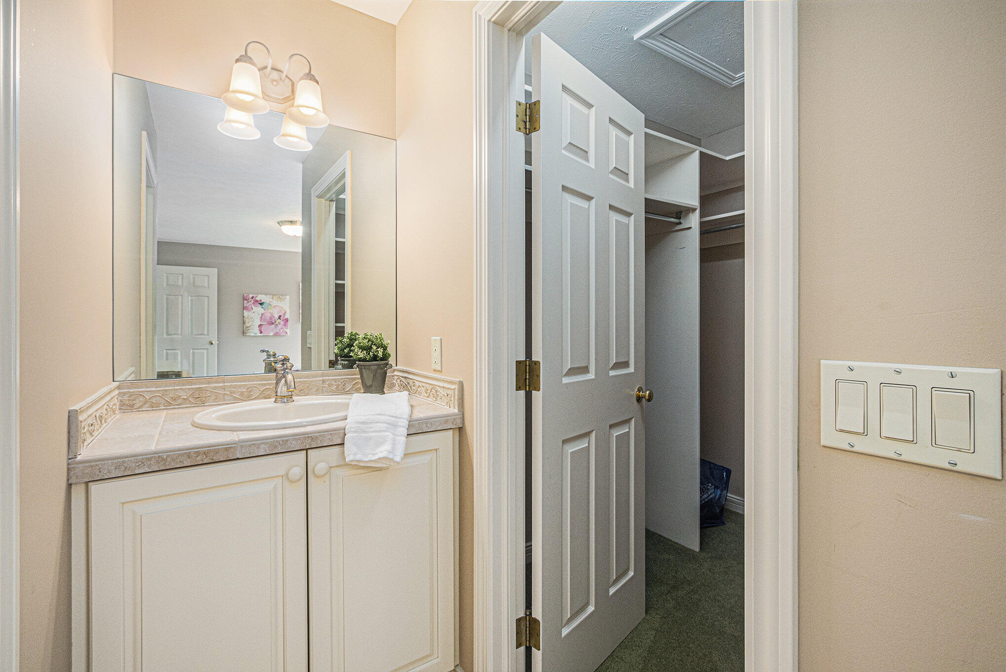 Holland, Michigan, 49423, United States, 4 Bedrooms Bedrooms, ,4 BathroomsBathrooms,Residential,Active,1914588