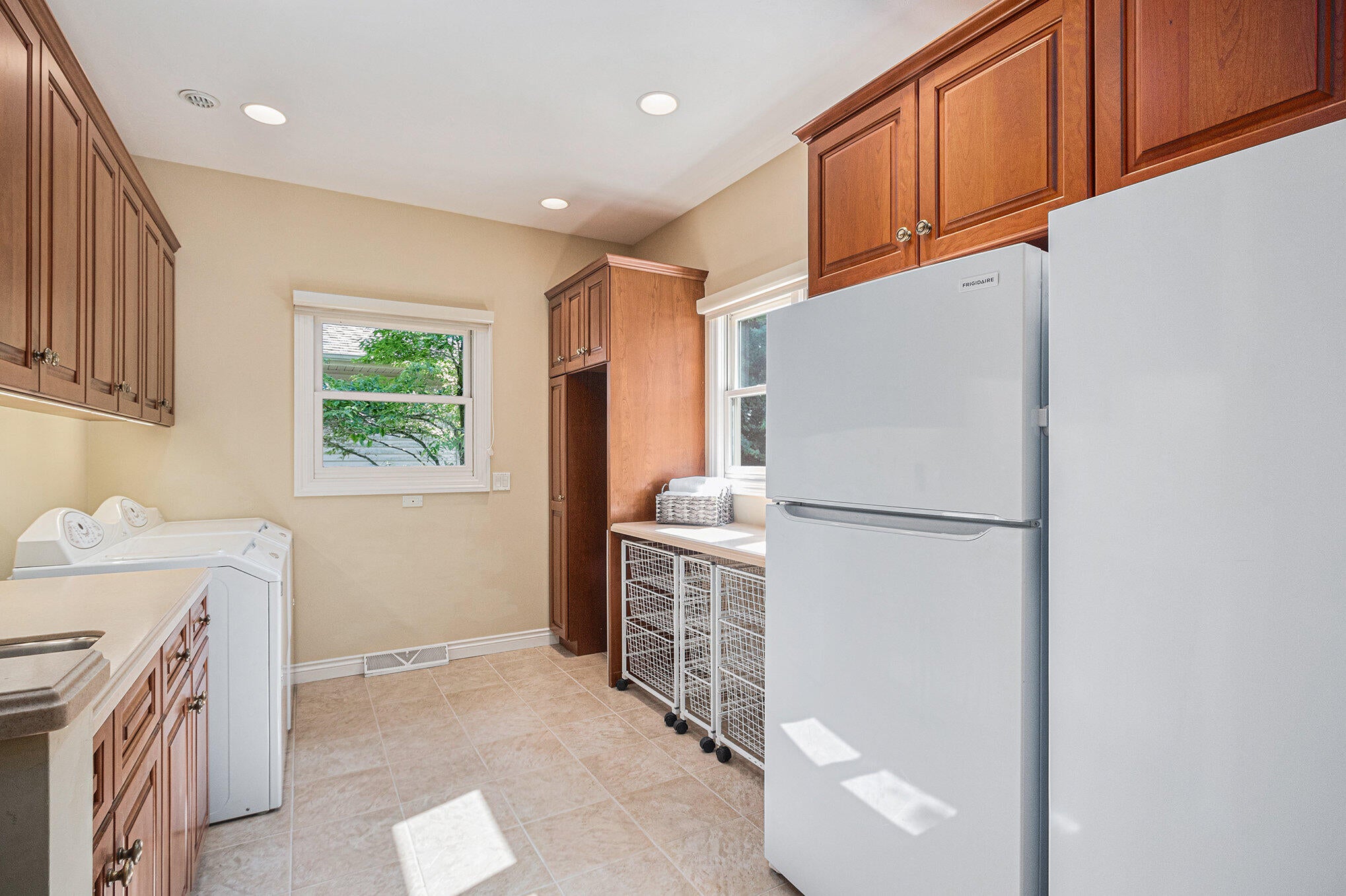 Holland, Michigan, 49423, United States, 4 Bedrooms Bedrooms, ,4 BathroomsBathrooms,Residential,Active,1914588