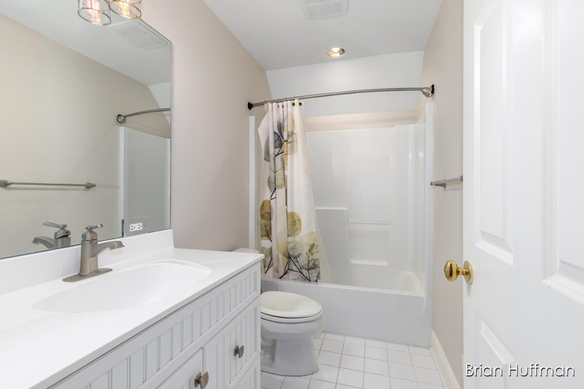 Grandville, Michigan, 49418, United States, 6 Bedrooms Bedrooms, ,9 BathroomsBathrooms,Residential,Active,1988461