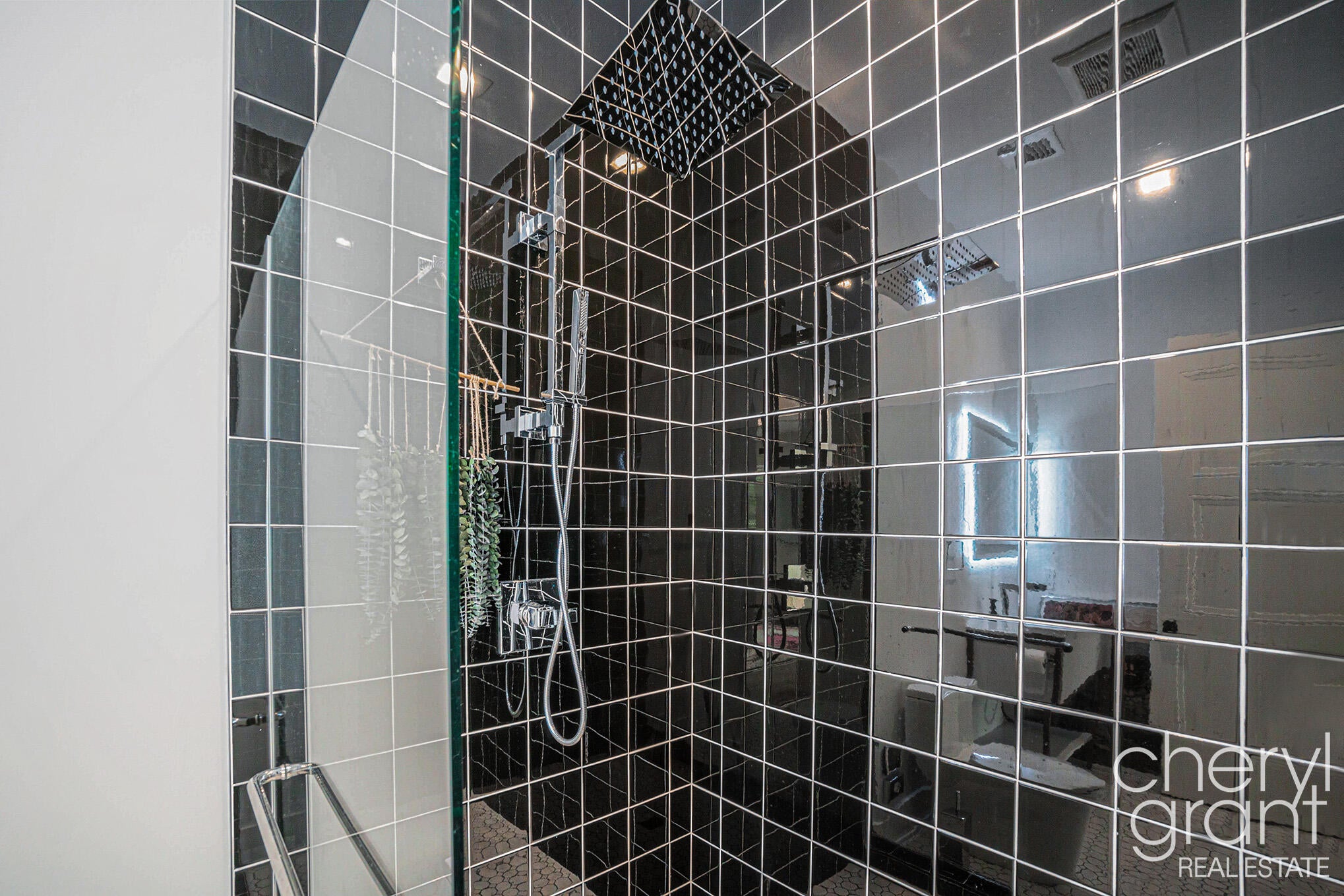 Fennville, Michigan, 49408, United States, 4 Bedrooms Bedrooms, ,4 BathroomsBathrooms,Residential,Active,1964494