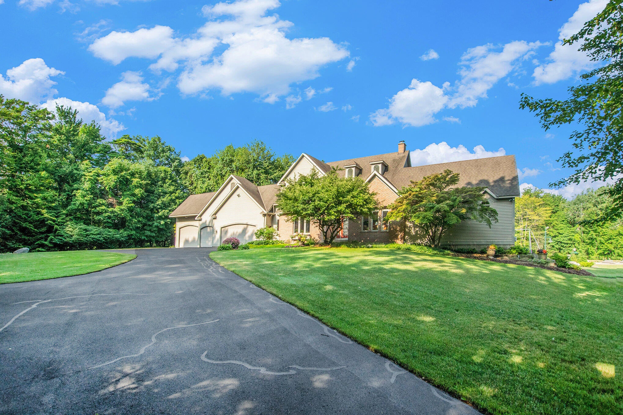 Holland, Michigan, 49423, United States, 4 Bedrooms Bedrooms, ,4 BathroomsBathrooms,Residential,Active,1914588