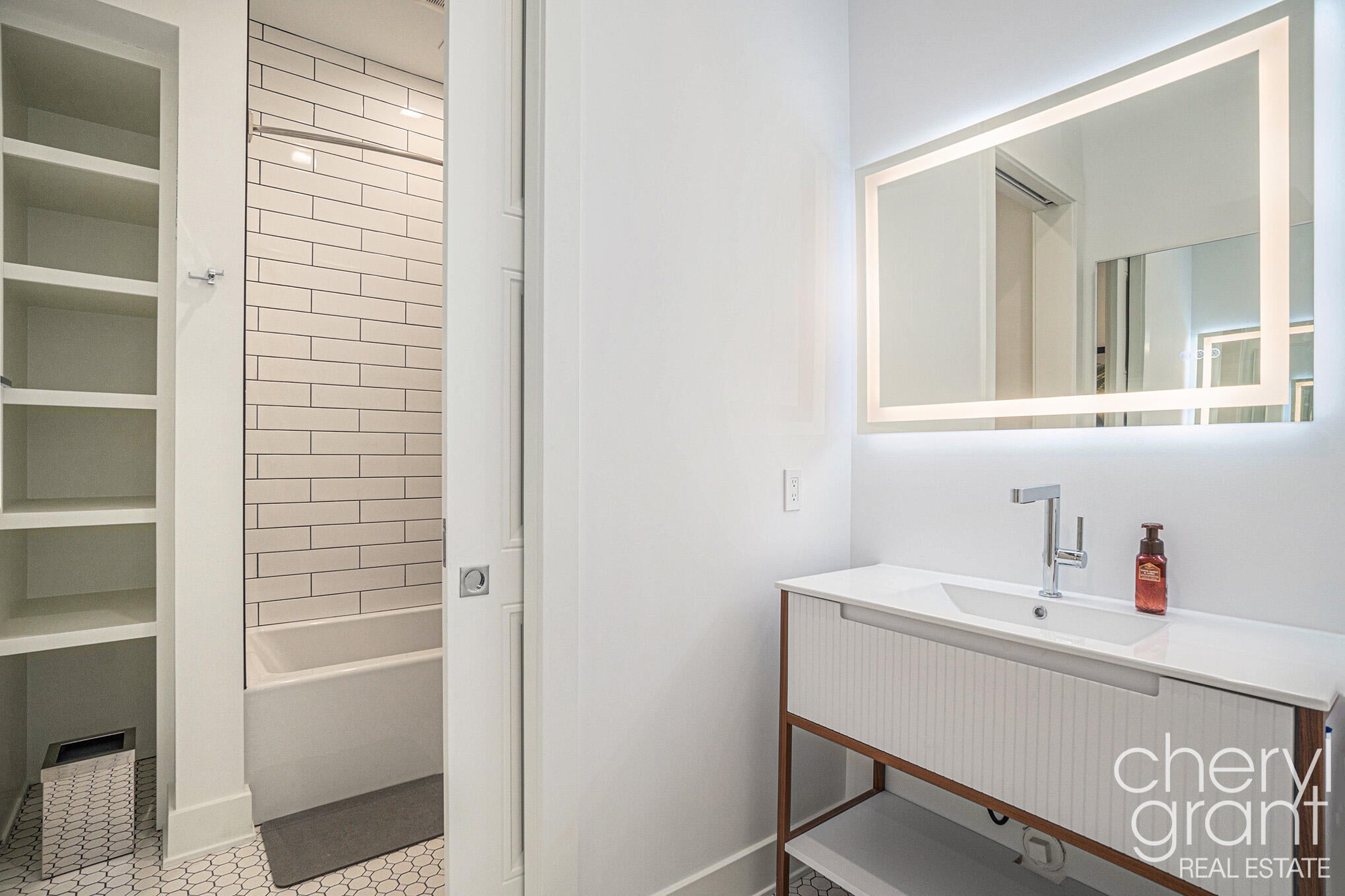 Fennville, Michigan, 49408, United States, 4 Bedrooms Bedrooms, ,4 BathroomsBathrooms,Residential,Active,1964494