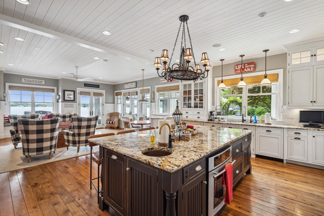 White Pigeon, Michigan, 49099, United States, 9 Bedrooms Bedrooms, ,9 BathroomsBathrooms,Residential,Active,1849554