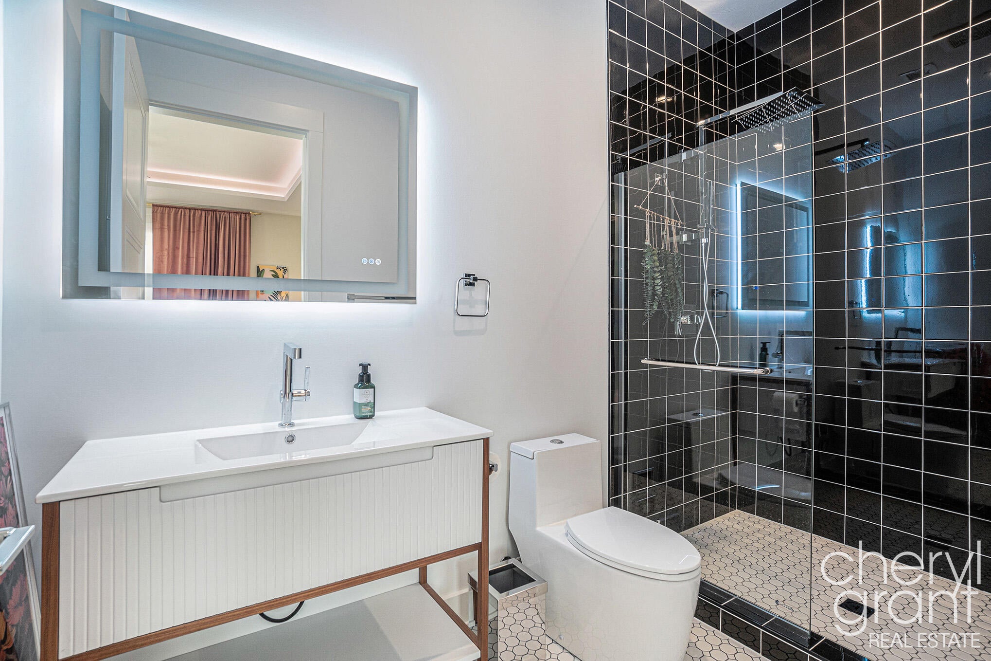 Fennville, Michigan, 49408, United States, 4 Bedrooms Bedrooms, ,4 BathroomsBathrooms,Residential,Active,1964494