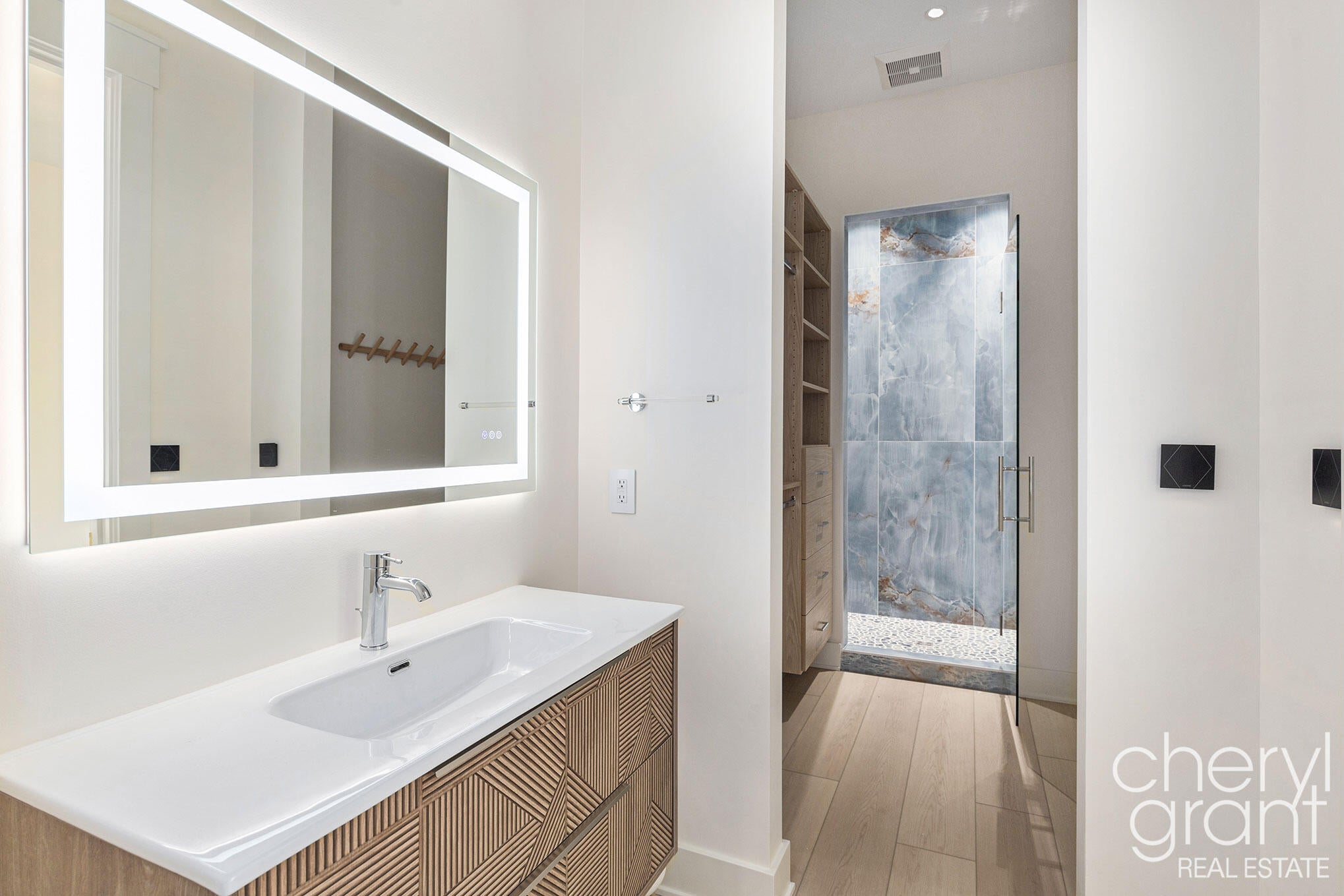 Fennville, Michigan, 49408, United States, 3 Bedrooms Bedrooms, ,4 BathroomsBathrooms,Residential,Active,1929432