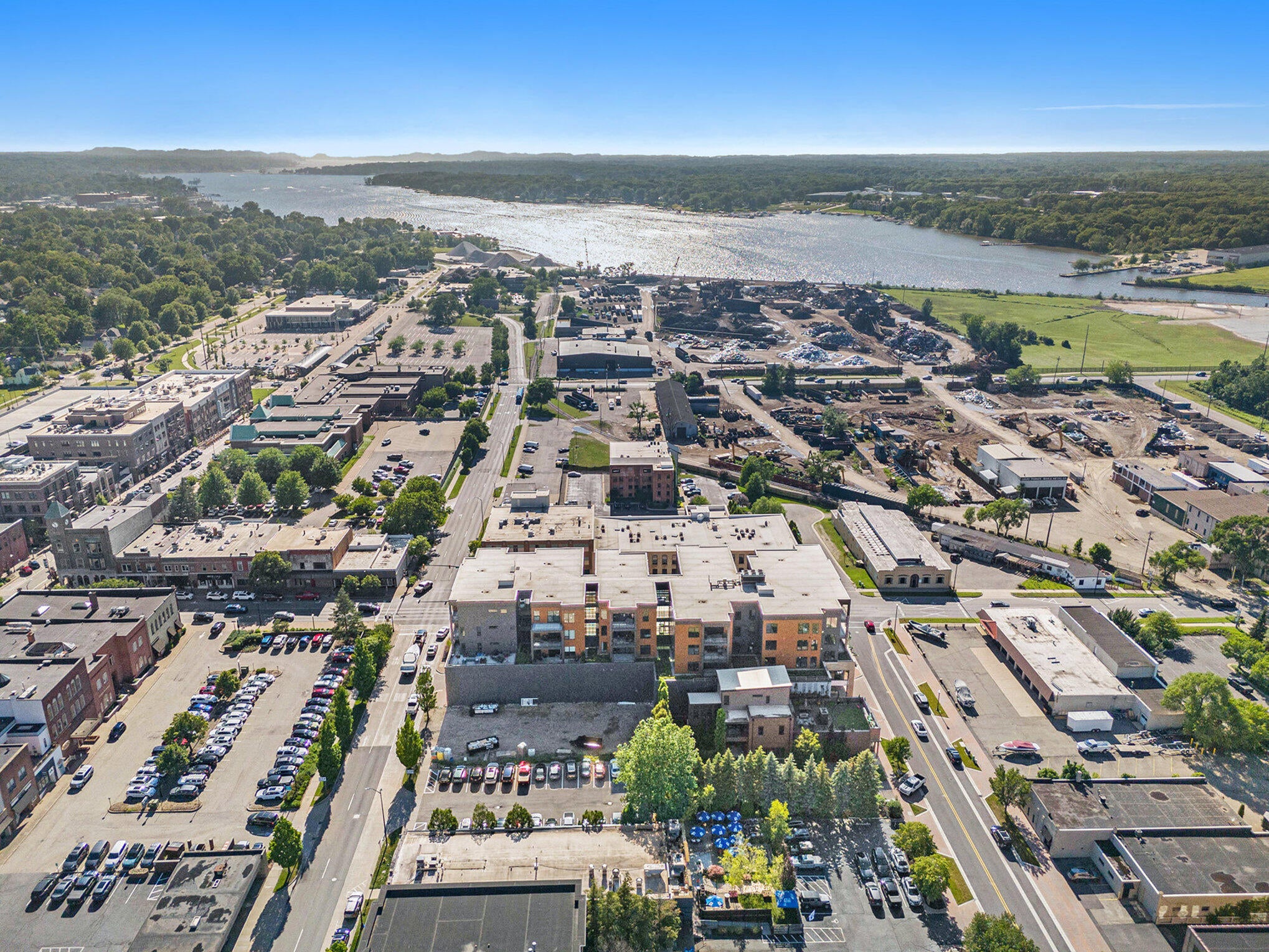 Holland, Michigan, 49423, United States, 2 Bedrooms Bedrooms, ,2 BathroomsBathrooms,Residential,Active,1953402