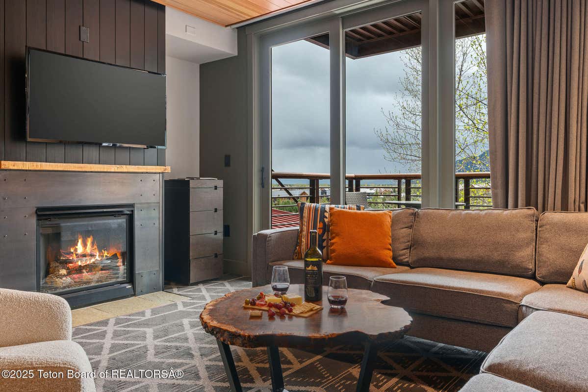 3335 W VILLAGE DR Unit 201/203