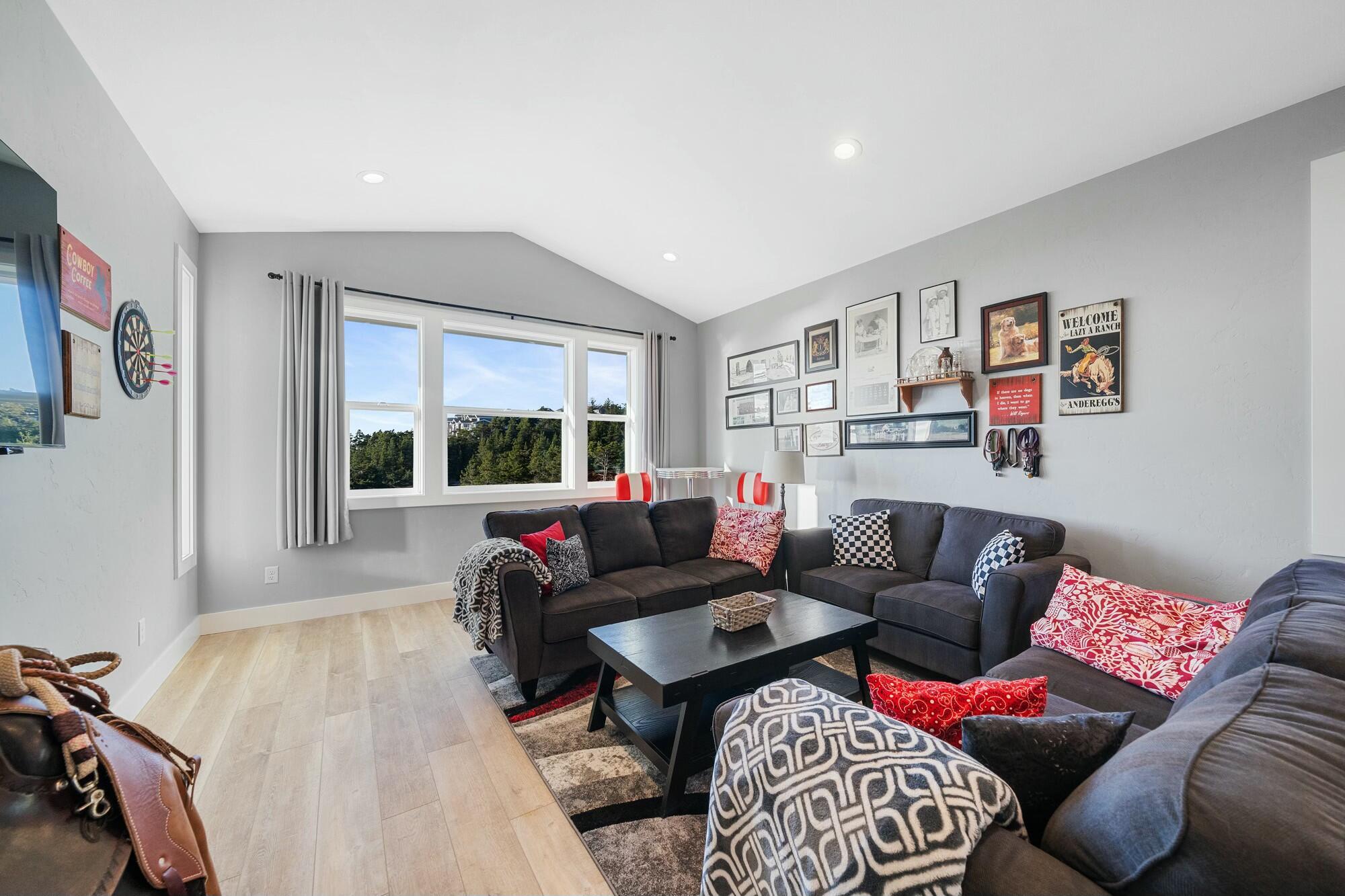 Oceanside, Oregon, 97134, United States, 3 Bedrooms Bedrooms, ,3 BathroomsBathrooms,Residential,Active,2009006