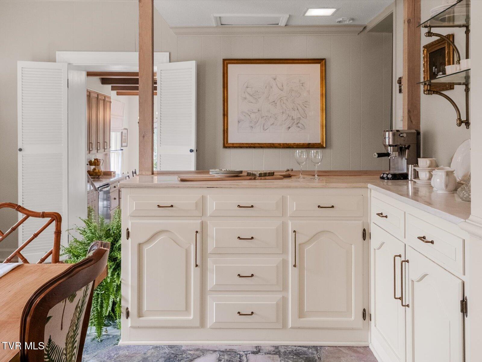 Bristol, Tennessee, 37620, United States, 3 Bedrooms Bedrooms, ,3 BathroomsBathrooms,Residential,Active,2007074