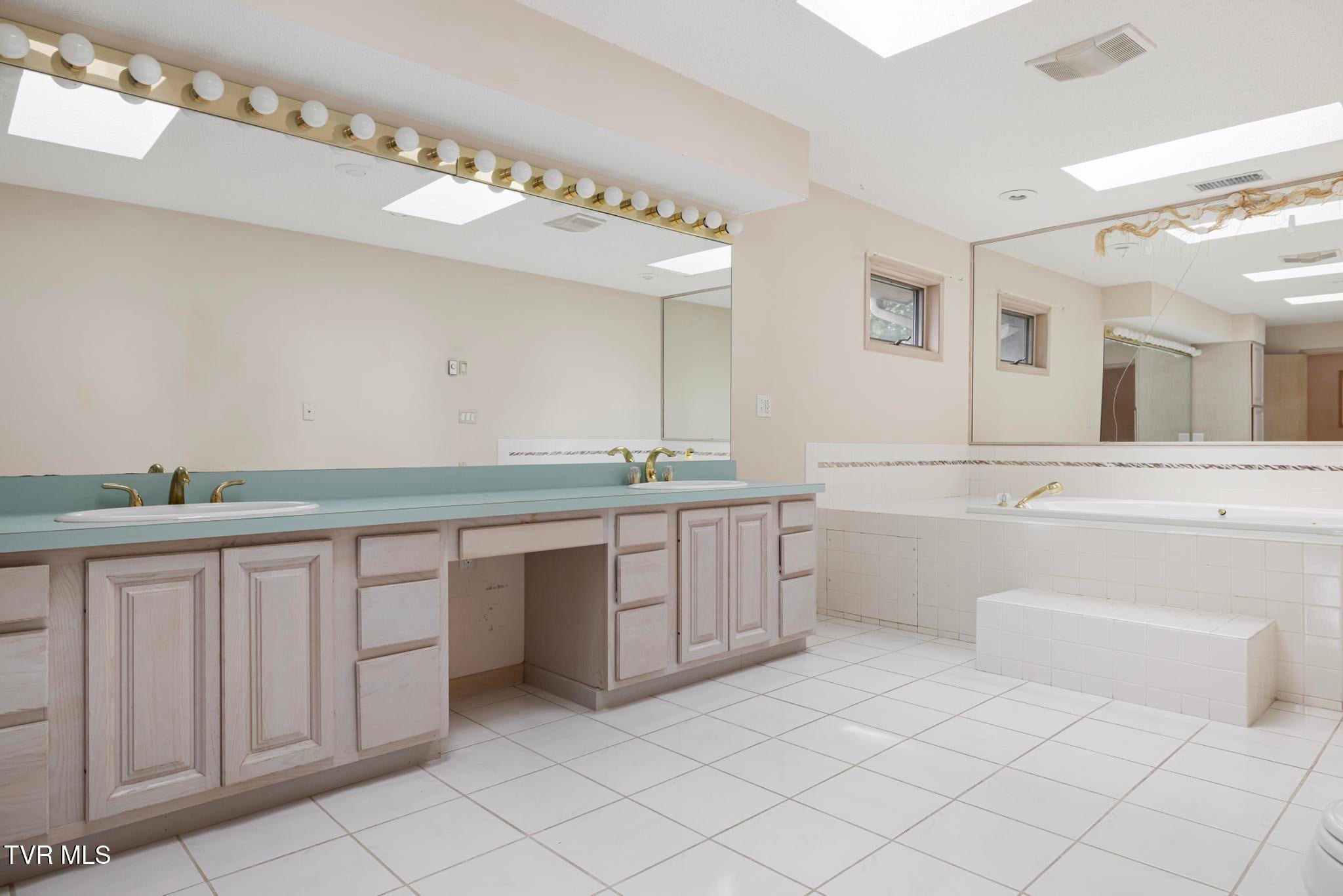 Gray, Tennessee, 37615, United States, 4 Bedrooms Bedrooms, ,5 BathroomsBathrooms,Residential,Active,1904698