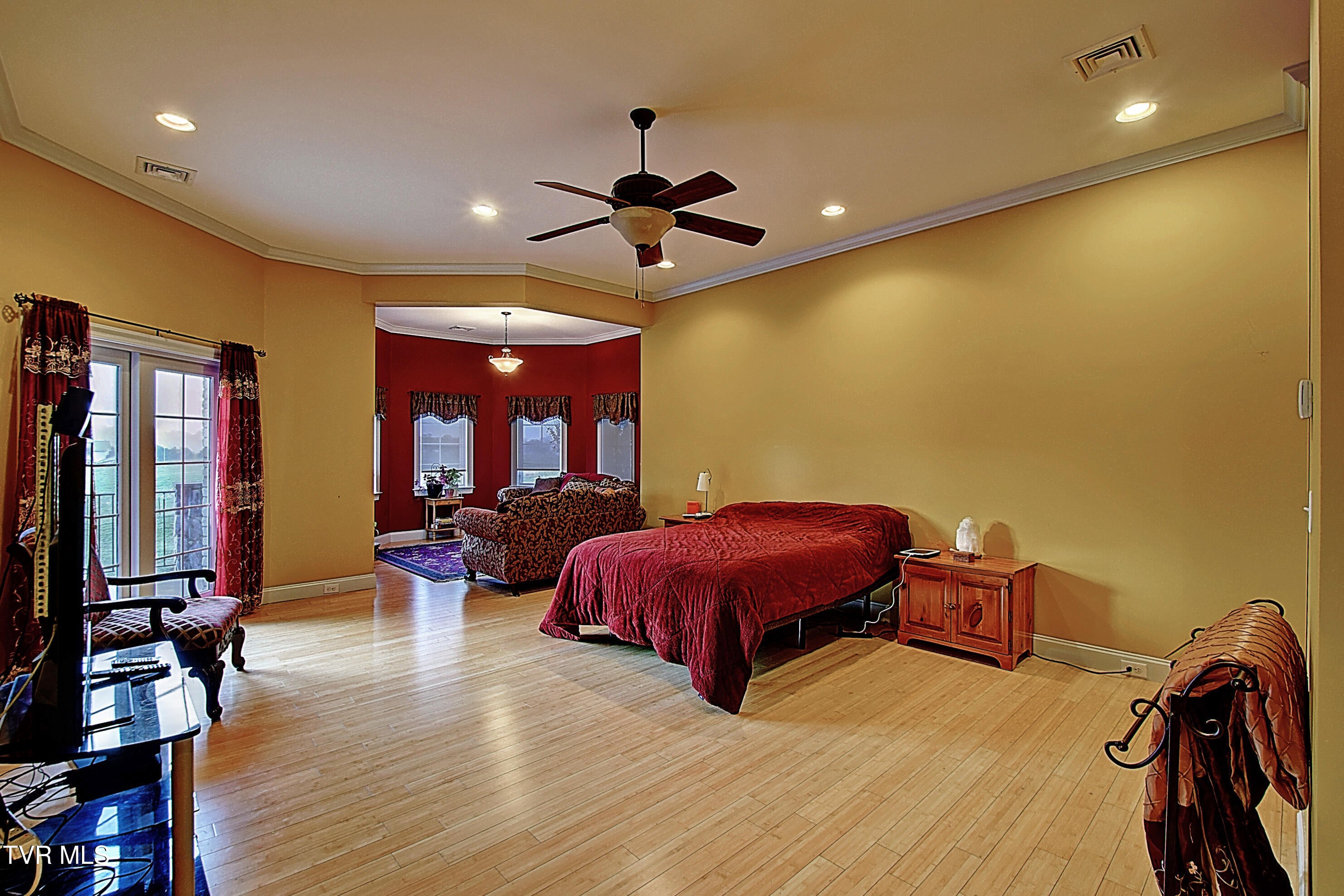 Greeneville, Tennessee, 37745, United States, 6 Bedrooms Bedrooms, ,8 BathroomsBathrooms,Residential,Active,1769938